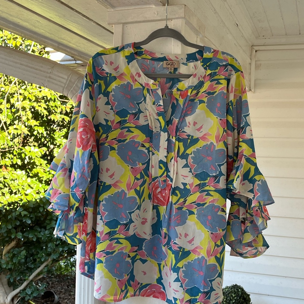 Gigio Women’s light weight bell sleeve Top. XL
W3 - Picture 3 of 9